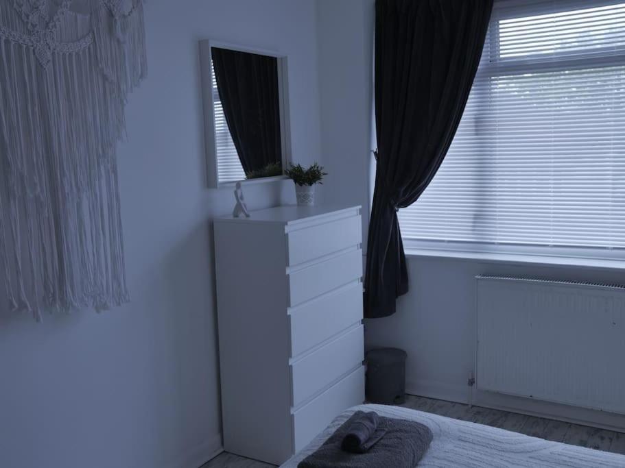 Apartamento Peaceful Location With Free Parking For 2 Cars - Hosts Up To 4- Business Or Leisure Stays, Inc Hot-tub-netflix-complimentary Breakfast Southampton