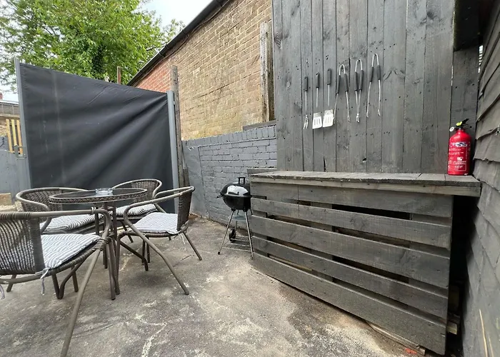 Peaceful Location With Free Parking For 2 Cars - Hosts Up To 4- Business Or Leisure Stays, Inc Hot-Tub-Netflix-Complimentary Breakfast